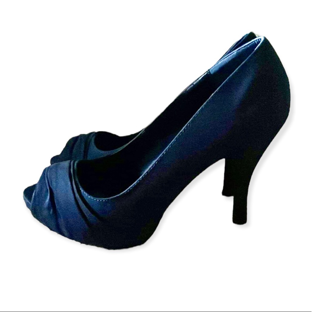 *NWT* DEB Navy Heels